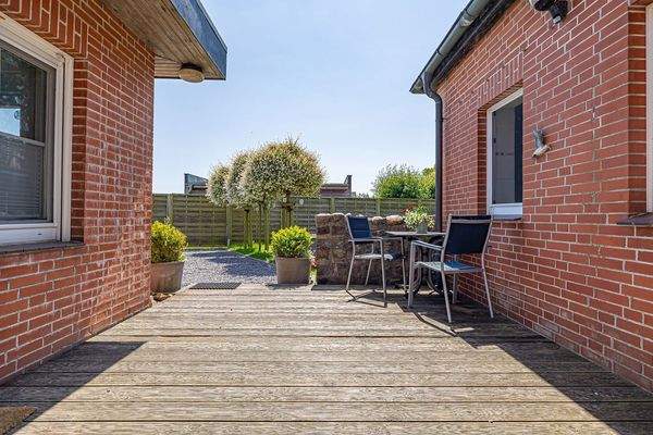 Südterrasse mit den Hauseingängen