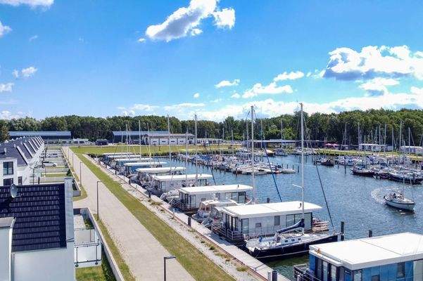 Die Steganlage mit dem 10 Hausbooten 