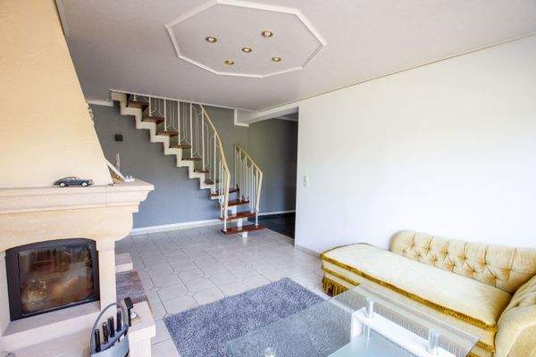 12 - Treppenaufgang vom Wohnzimmer.jpg