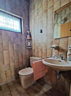 EG: Gäste-Toilette mit Waschtisch