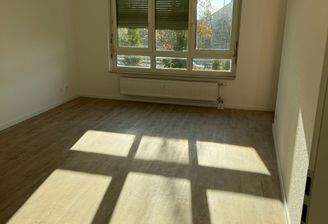 Helles Zimmer mit Fenster