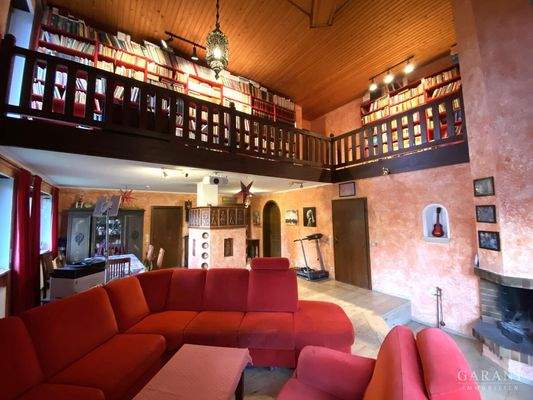 Blick in den Wohnbereich mit Galerie