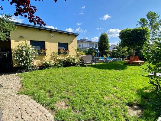 Garten mit Gartenhaus