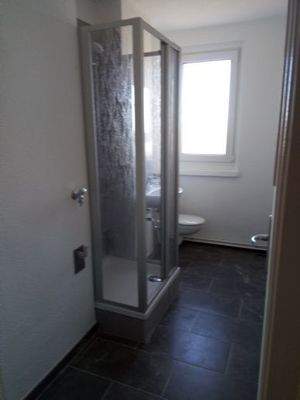 Modernes Bad mit Dusche