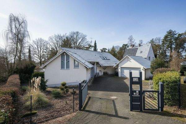 Außenansicht + elektrisches Tor