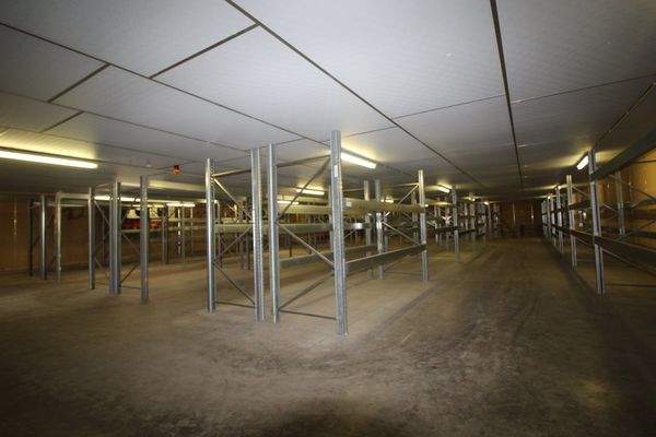 Tiefkühlhalle mit Regalen