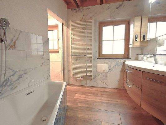 1.OG: Badezimmer Wanne, Hand-tuchheizkörper, Sanie