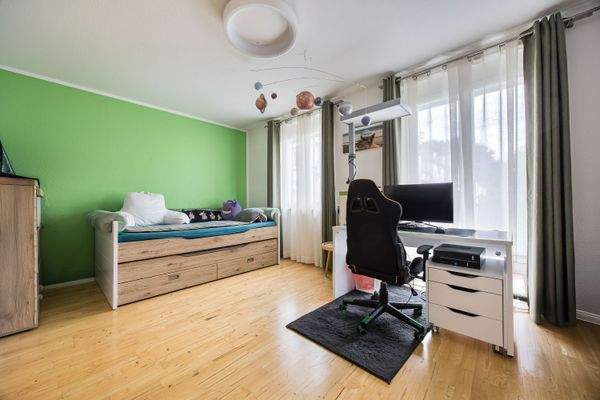 Schön eingerichtetes Kinderzimmer mit bodentiefen Fensterflächen