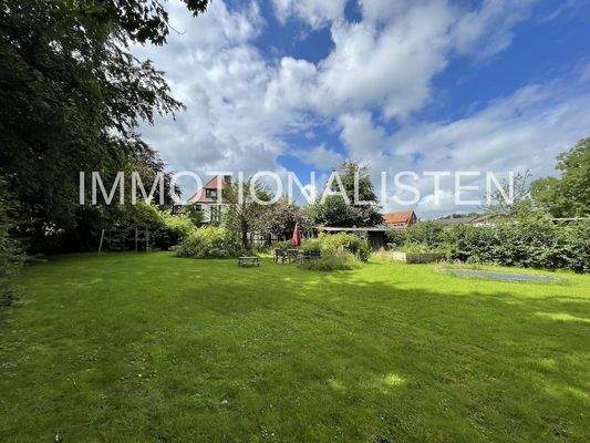 Blick vom Baugrundstück auf die Rückseite