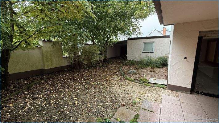 Garten mit Ansicht Garage