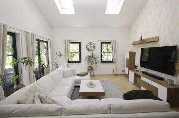 lichtdurchfluteter Wohnbereich