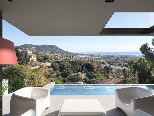 Elegant Detached House with Pool and Garden in Barcelona