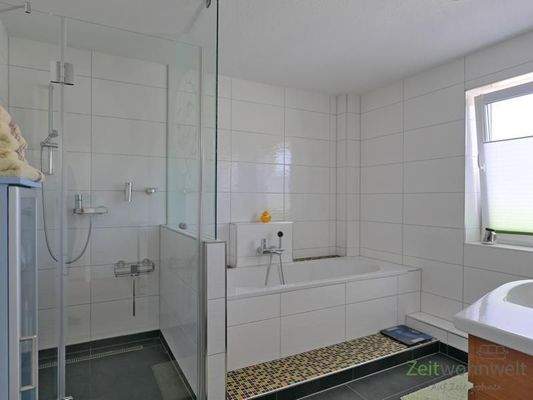 bodentiefe Dusche und Wanne