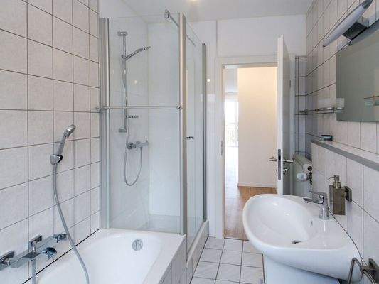 Badezimmer mit Badewanne und Dusche