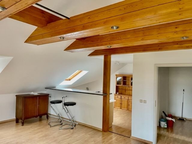 Lichtdurchflutete 2-Raum DG- Wohnung mit Einbauküche in Waldheim