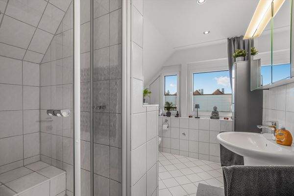 Duschbad mit nahezu bodengleicher Dusche