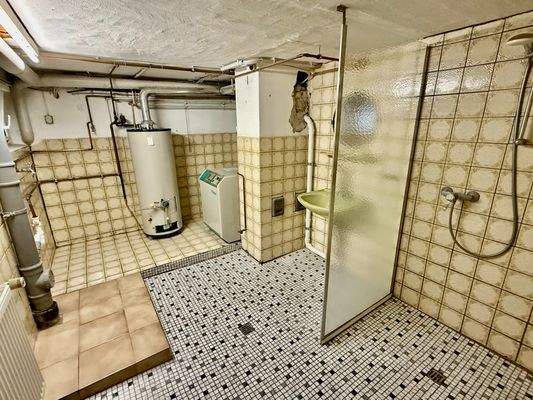 Heizungskeller mit Gartendusche