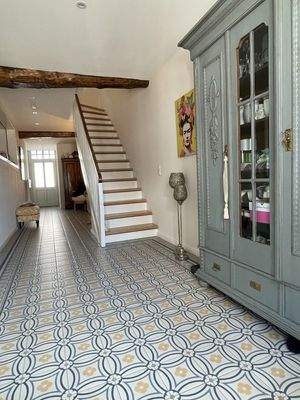 Flur mit Treppenhaus EG