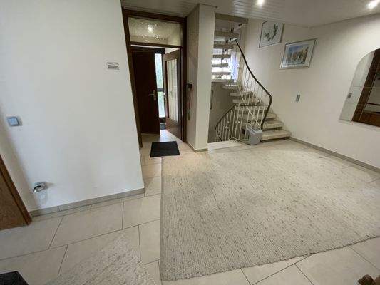 Großzügiger, heller Empfangsbereich