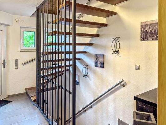 Treppenauf- und abgang zum Obergeschoss