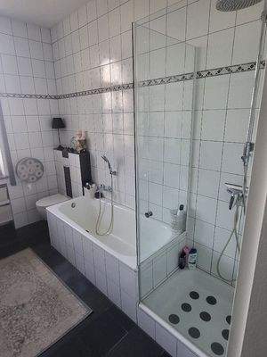 Dusche u. Wanne im Bad