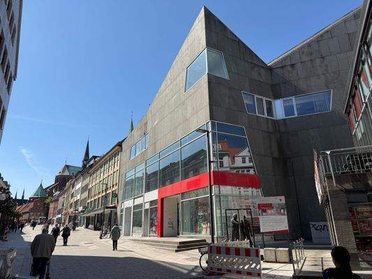 Prägnantes Eckgebäude in der Fußgängerzone