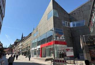 Prägnantes Eckgebäude in der Fußgängerzone