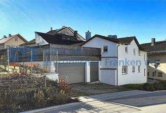 Ansicht mit Doppelgarage