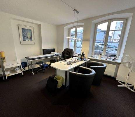 Lichtdurchflutetes Praxis- oder Büroambiente und großzügiger Fensterfront