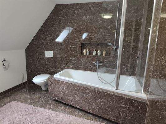 Bad mit Dusch-Wanne im OG 