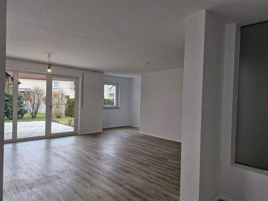 Wohnzimmer mit Zugang zum Garten