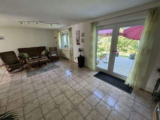 Wohnzimmer mit Terassenblick