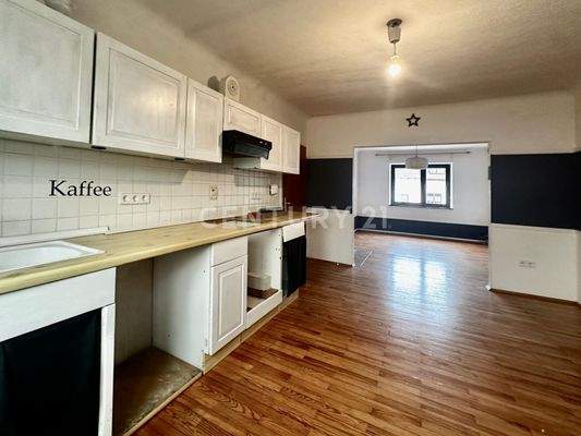 OG Küche mit Blick ins Wohnzimmer