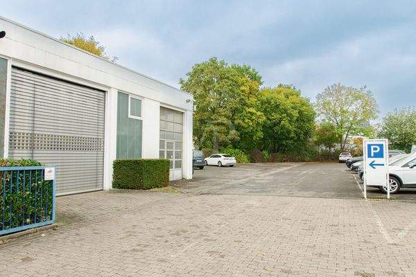 Transporterhalle_Kundenparkplätze