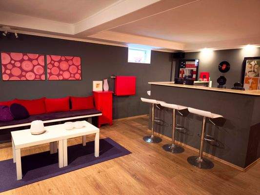 Keller, Partyraum mit Theke