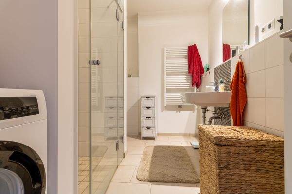 Duschbad mit Waschmaschinenanschluss