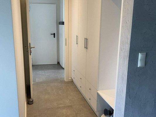 Vom Hausflur geht ein Seitenflur zum Haustechnikra