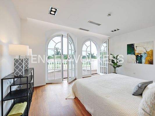 Genießen Sie den Morgen auf dem eigenen Balkon mit Blick auf den Main