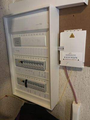 Zählerkasten und Glasfaseranschluss