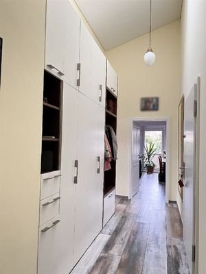 großzügiger Garderobenschrank inklusive
