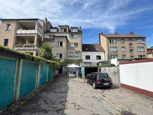 Rückseite mit Garagen