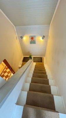 breite angenehme Treppe zum OG