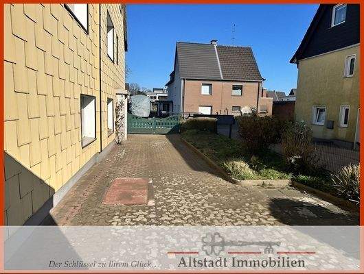 Seitenansicht mit PKW Stellplatz