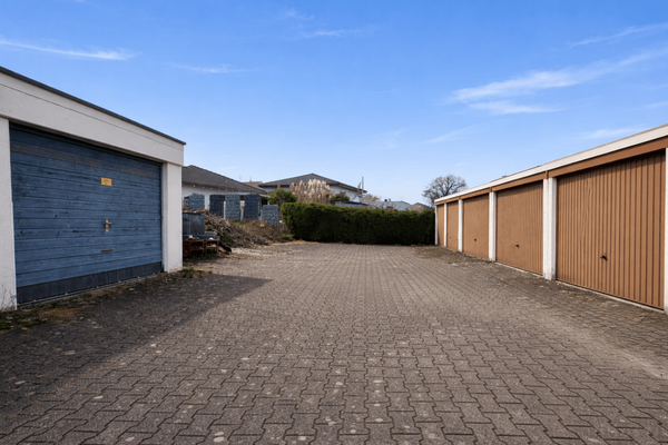 Einzelgarage mit Stellplatz gegenüber