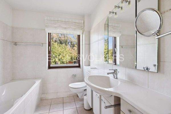 Helles Badezimmer mit Wanne und Dusche