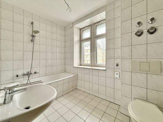 Tageslichtbad mit Wanne