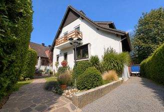 Ansicht mit Auffahrt zur Garage