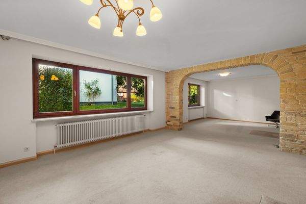 und großer Fensterfront