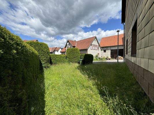 32 Grundstueck neben dem Haus.jpg