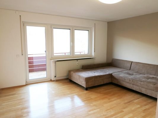 Wohnzimmer mit Balkonzugang...